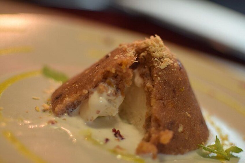 En dessert med sprød, gylden skorpe, cremet fyld og grønne blade som pynt. 2