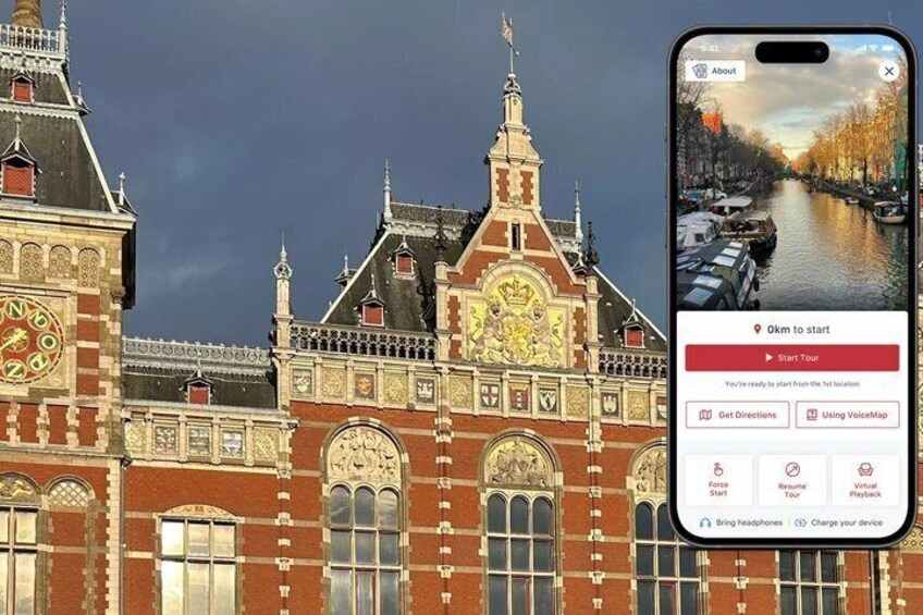 Een historisch gebouw met een gedetailleerde architectuur en een smartphone waarop een kaart-app wordt weergegeven. 1