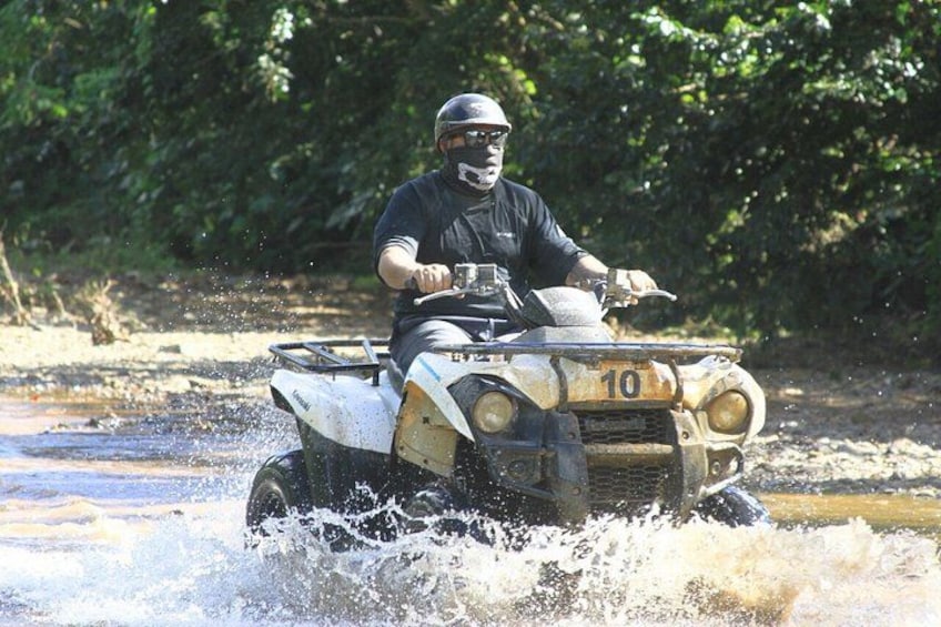 Eine Person fährt mit einem Geländewagen auf einem Fluss. 3