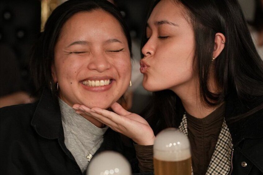 Dos personas, una sosteniendo una jarra de cerveza. 3