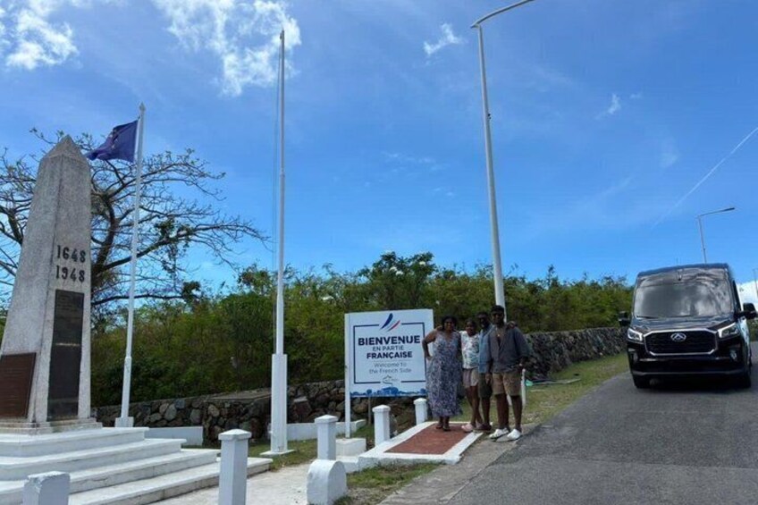 Un monumento con la inscripción '1648 1948', un asta con una bandera y un cartel que dice 'BIENVENUE FRANÇAISE'. 1