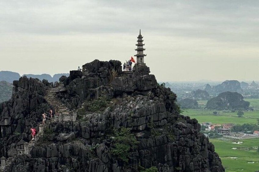 Ett pagodliknande tempel på toppen av ett berg med en fantastisk utsikt över det omgivande landskapet. 5