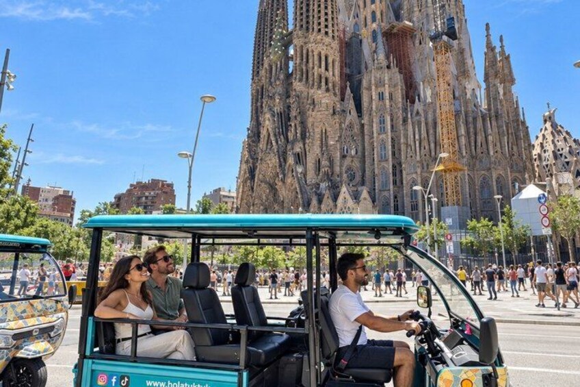Barcelona Electric Tuk Tuk Private Tour with View 2