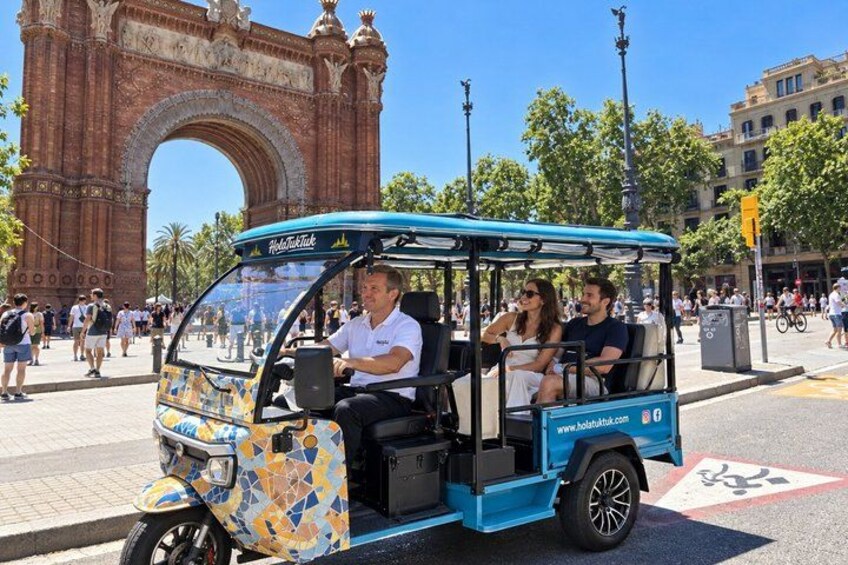 Barcelona Electric Tuk Tuk Private Tour with View 3