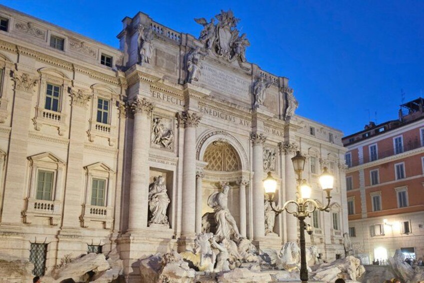 La fontaine de Trevi, avec ses sculptures complexes et l’architecture baroque qui l’entoure. 2