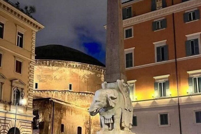 Une statue de lion en pierre se trouve devant un bâtiment doté d’un dôme et de nombreuses fenêtres. 5