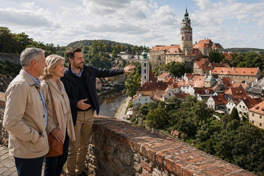 Un groupe de personnes surplombe une ville historique, reconnaissable à son imposante tour et à la rivière qui la traverse. 3