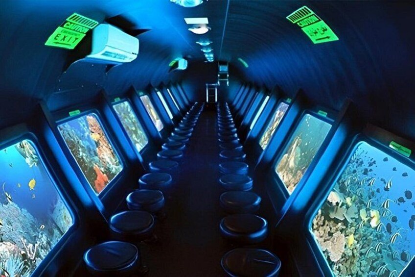 En tunnel med flera fönster, där varje fönster visar en annan scen. 1
