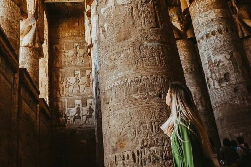 Een oude Egyptische tempel met hiërogliefen en zuilen. 3