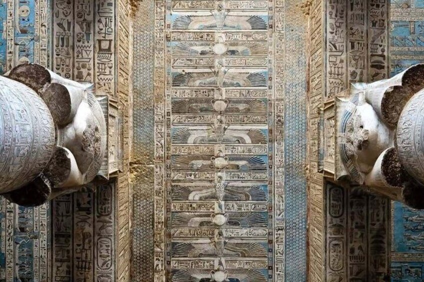 Een gang met oude Egyptische hiërogliefen en sfinxbeelden. 2