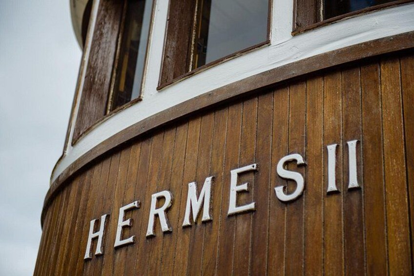 Un edificio de madera con el nombre 'HERMES II' en su fachada. 2