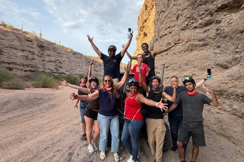 Un grupo de personas posando frente a un paisaje rocoso. 5