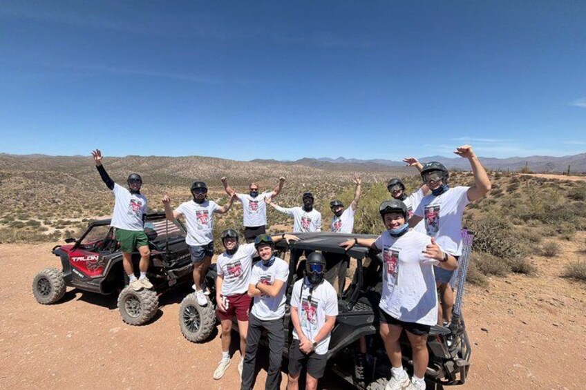 Un grupo de personas conduciendo vehículos todo terreno en un paisaje desértico, con montañas al fondo. 2
