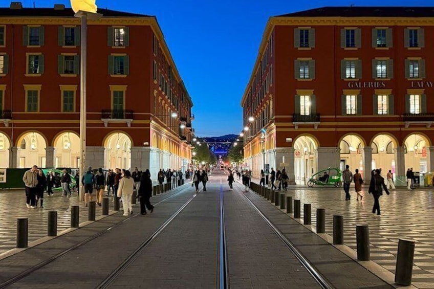 Una strada pedonale costeggiata da edifici con insegna 'GALERIES', che conduce verso uno skyline lontano. 4