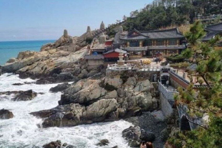 Un bâtiment traditionnel coréen situé sur un terrain rocheux, près de la mer. 5