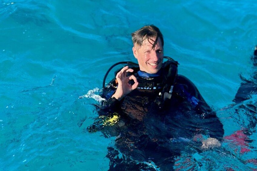 Eine Person im Schwimmbad, gekleidet in Taucheranzug und Schnorchel. 2