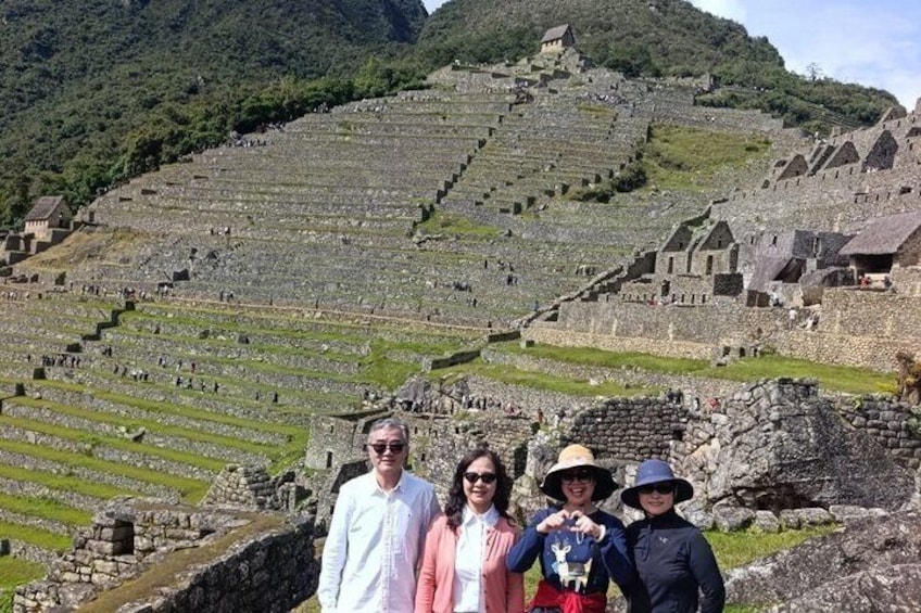 Un grupo de personas frente a las ruinas de Machu Picchu. 5