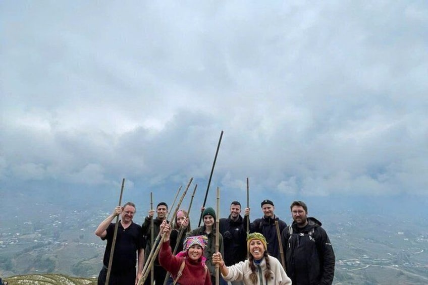 Eine Gruppe von Menschen auf einem Berg, bewölkter Himmel. 4