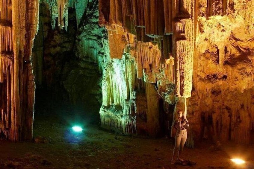 Une grotte avec des stalactites, et une personne se tenant au premier plan. 2