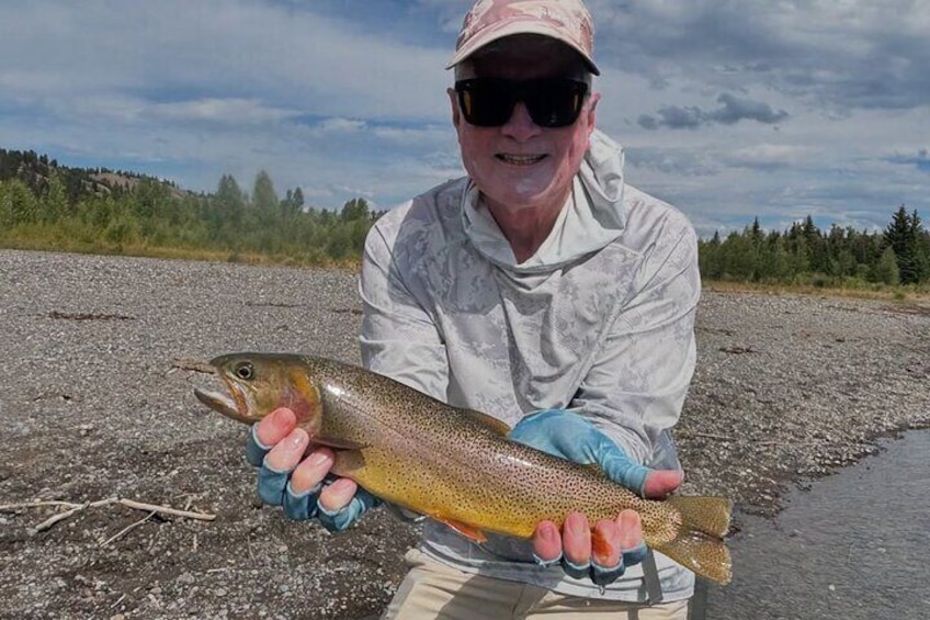Una persona tiene un pesce lungo un fiume. 5