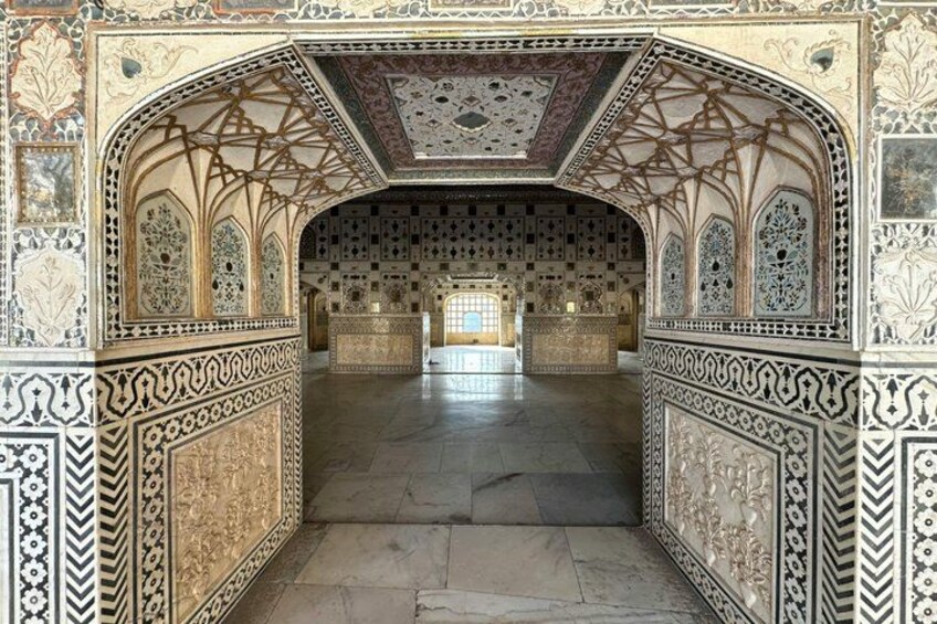 Un interno architettonico decorato con elaborate piastrelle e archi. 5