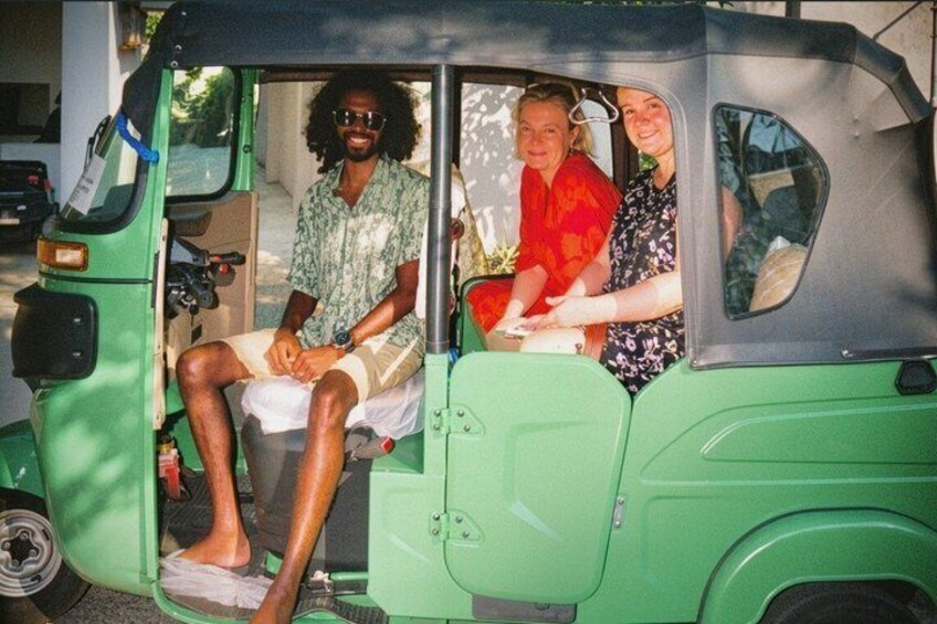 Un tuk-tuk verde con pasajeros. 1