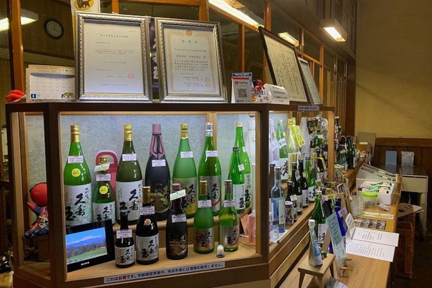 Una licorería con varias botellas expuestas. 4
