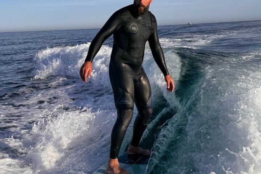 En person som surfar på en våg i havet. 5