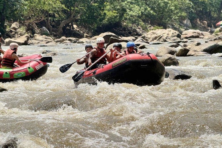 Personas haciendo rafting en un río con rápidos. 4
