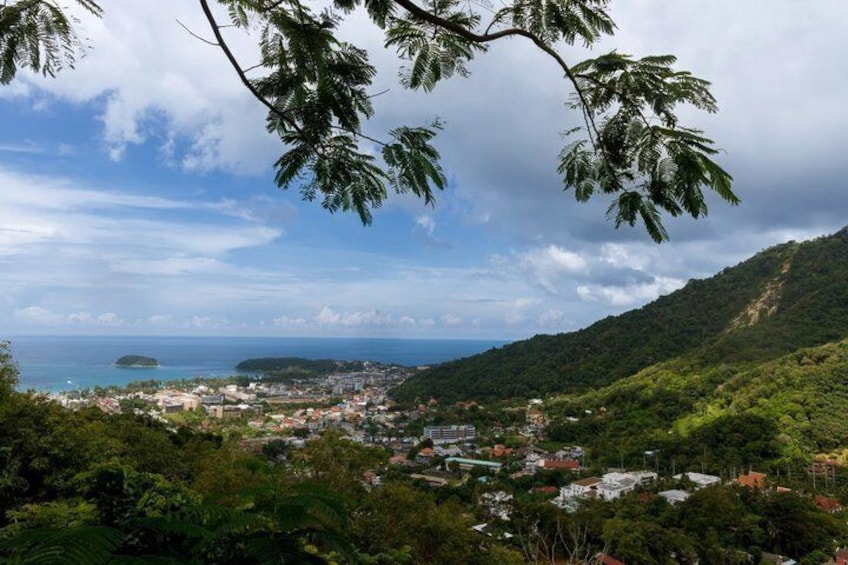 Un borgo costiero situato in una valle, con vista sul mare e isole sullo sfondo. 3
