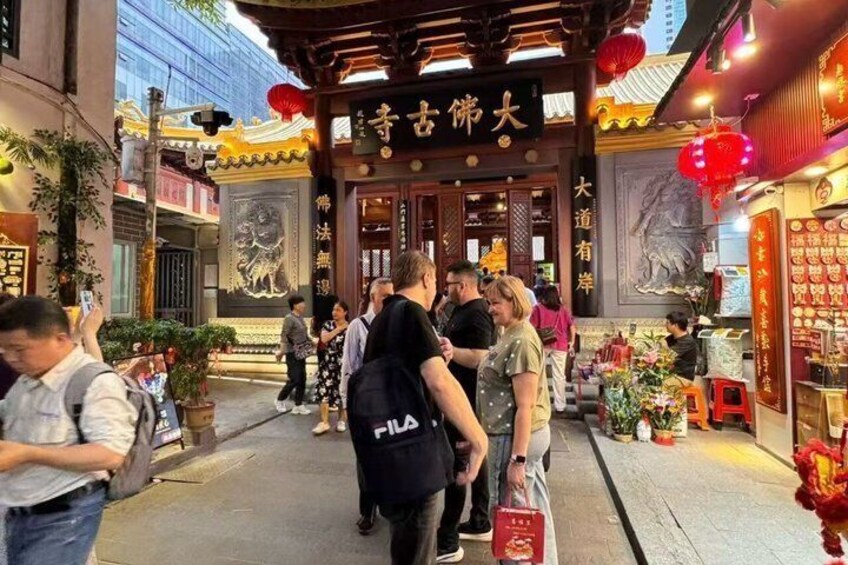 Eine traditionelle chinesische Architektur mit aufwendiger Dekoration und einer Menschenmenge. 3
