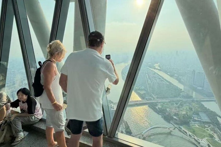 Menschen stehen auf einem Glasboden mit Blick auf die Stadtlandschaft. 4