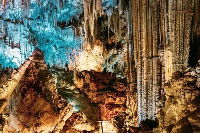 En hule med stalaktitter og stalagmitter. 1