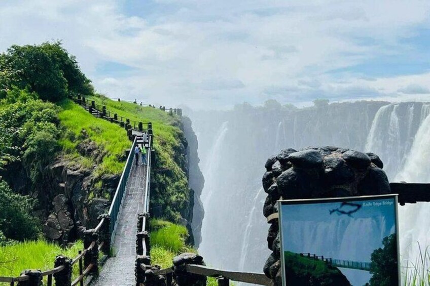 Un mirador con vistas a una cascada, una plataforma de observación y un cartel que indica la ubicación. 2