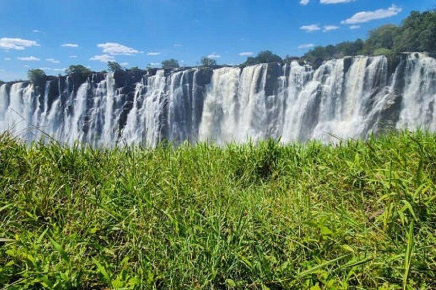 Una cascada con múltiples saltos rodeada de abundante vegetación verde. 5