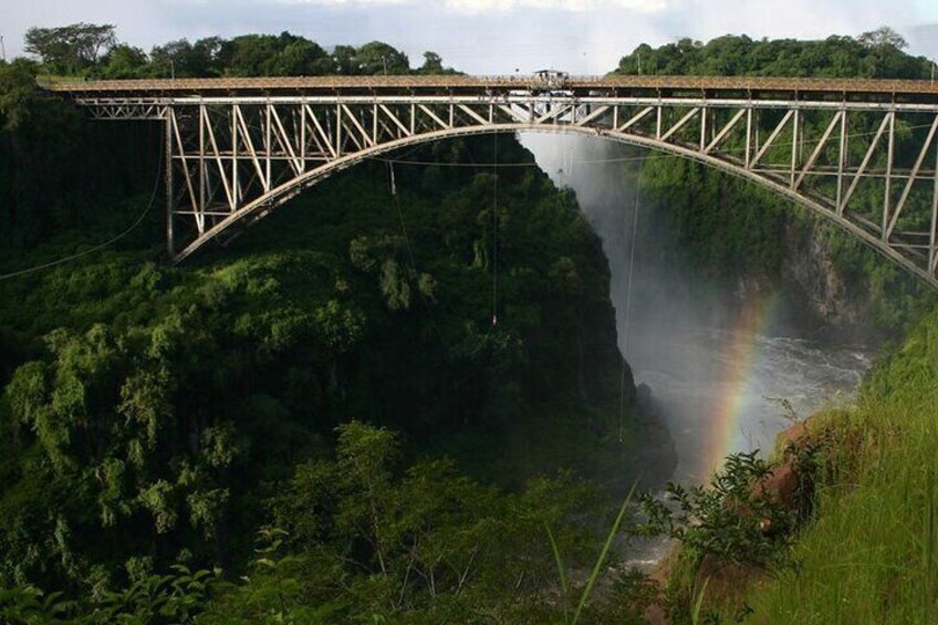 Un puente sobre una cascada con un arcoíris. 3