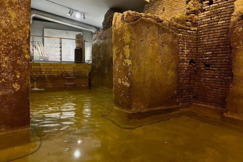 Una estructura antigua de ladrillo con estanques llenos de agua. 5