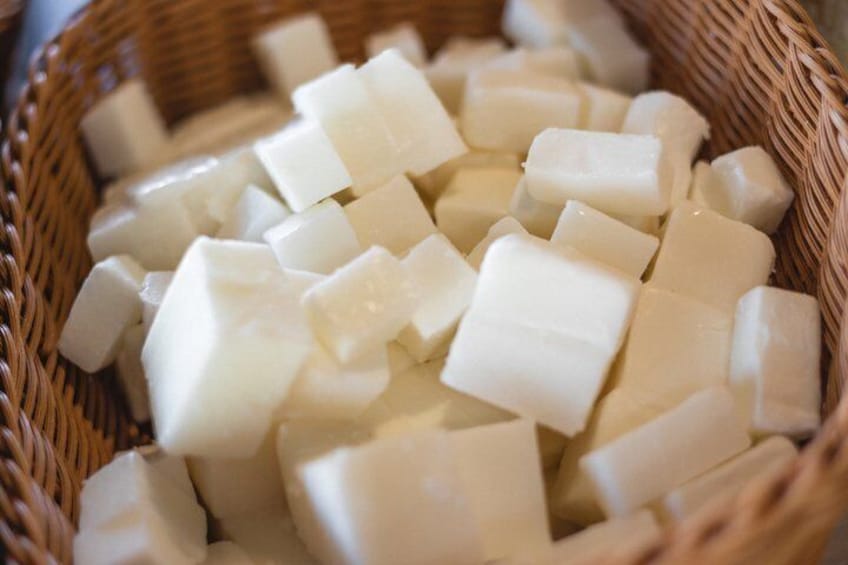 Un panier rempli de cubes blancs. 3