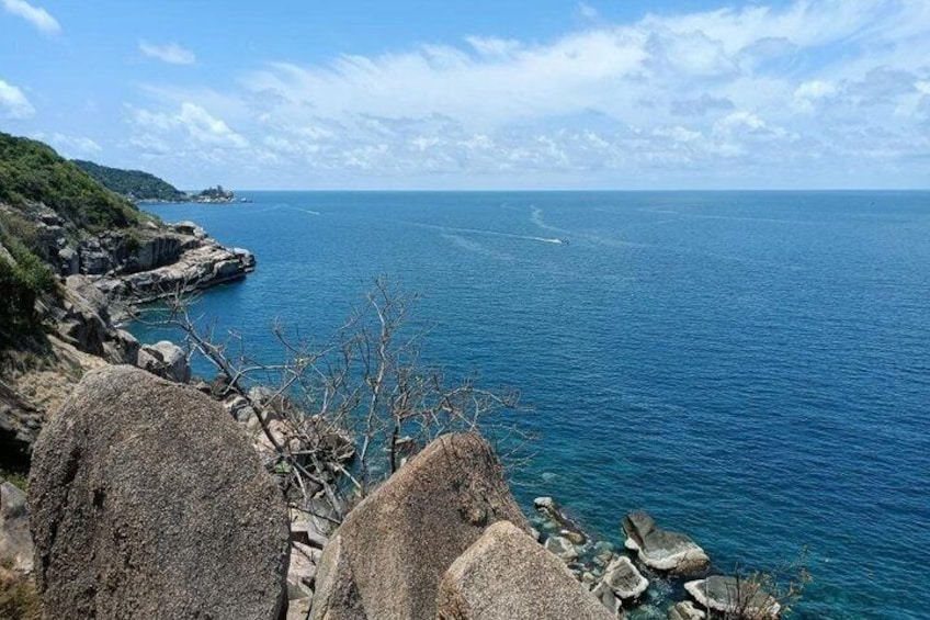 Eine Küstenlandschaft mit Felsformationen und dem Meer. 4