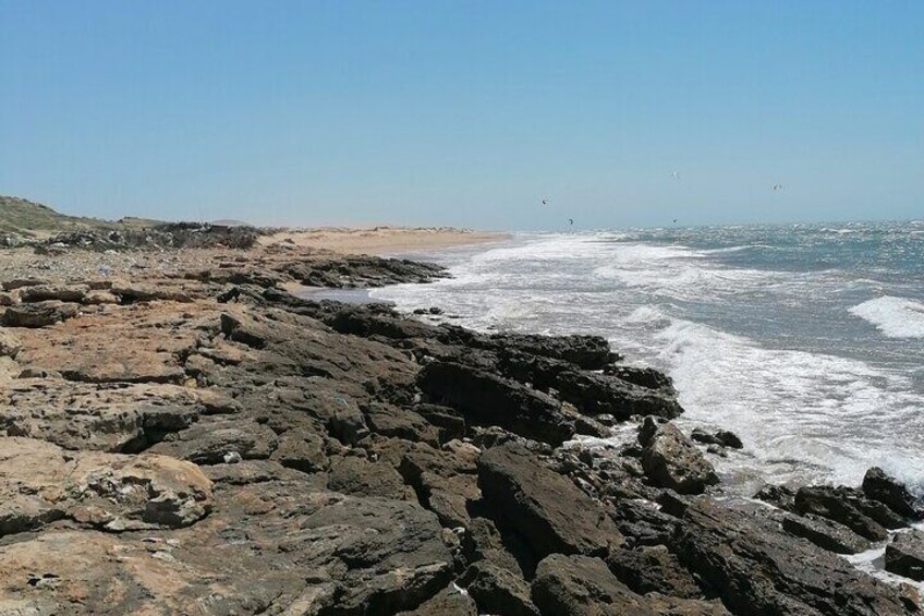 Una costa rocosa con olas rompiendo sobre la orilla. 4
