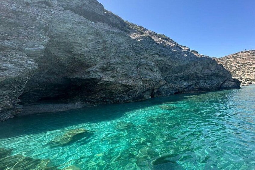 Una costa rocosa con aguas turquesas cristalinas. 5