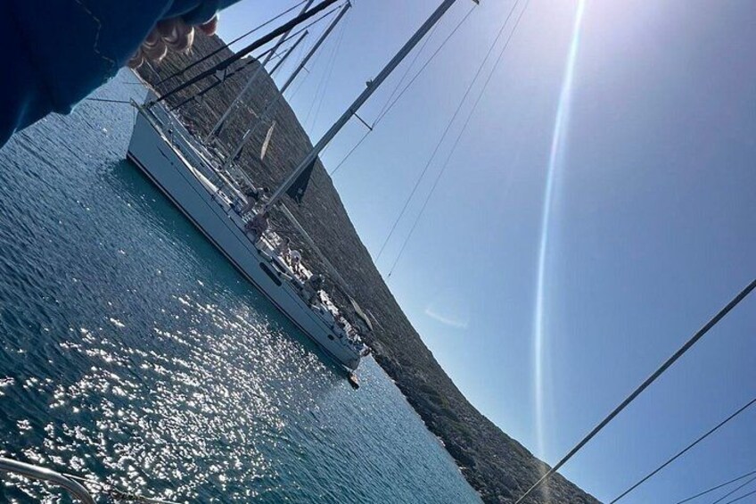 Un velero en aguas tranquilas bajo un cielo despejado. 3