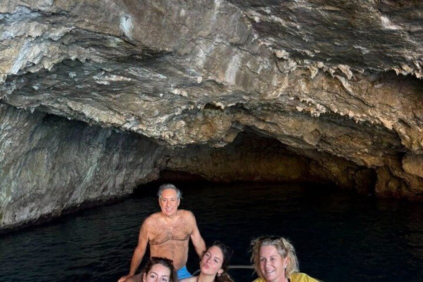 Una cueva con techo rocoso y agua en el fondo. 2