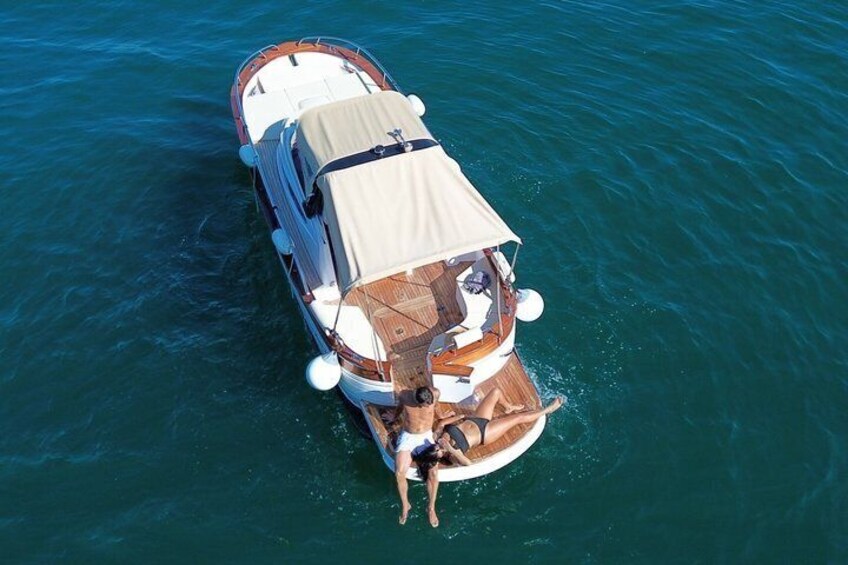 Un barco con cubierta y pasajeros. 1