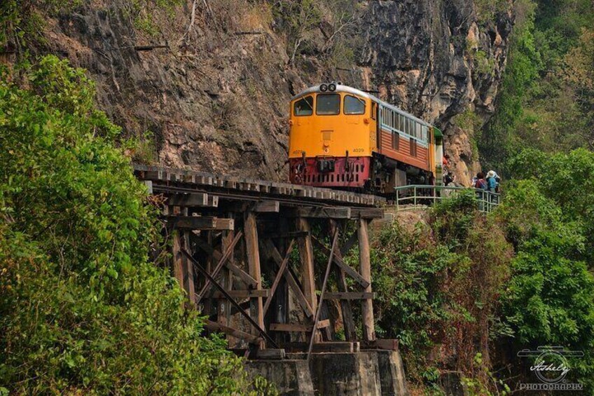 Een trein op een houten brug boven een kloof. 3