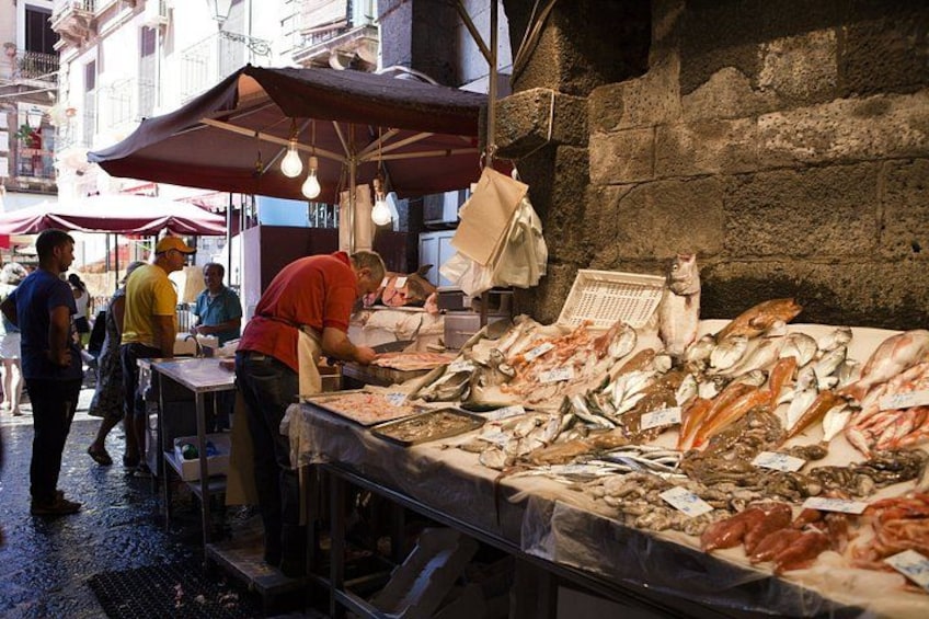 En fiskmarknad med stånd där olika sorters fisk och skaldjur visas upp. 5