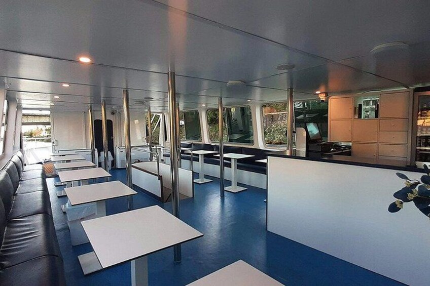 Een modern interieur met blauwe vloer, witte tafels en glazen scheidingswanden. 3