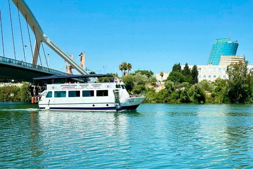 Een rivierboot op een rivier, met een brug op de achtergrond. 1