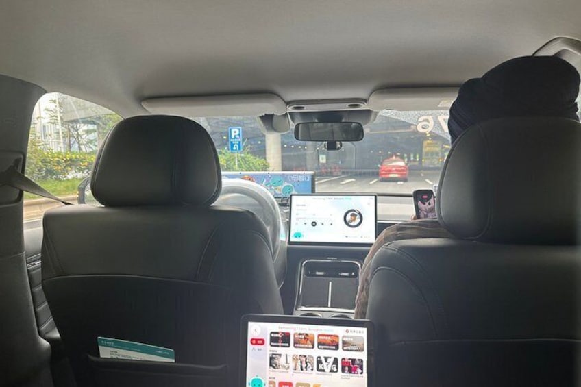 Guangzhou: Self-Driving Robotaxi Experience with Guide 2