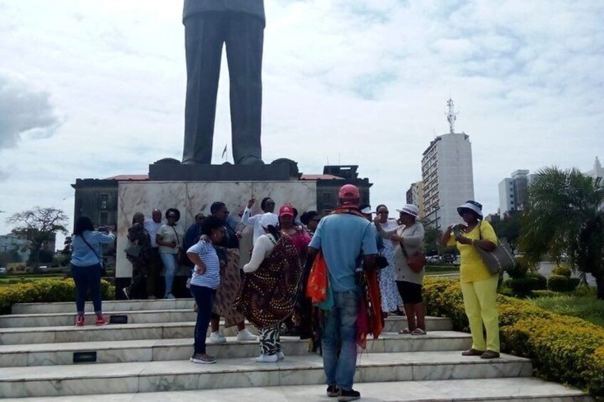 Eine Gruppe von Menschen steigt eine Treppe hinauf zu einer großen Statue. 3